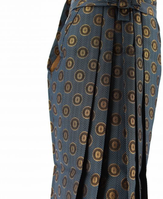 男性用袴単品レンタル(成人式・結婚式・卒業式)青黒・金の丸に菊[身長175cm対応]No.111